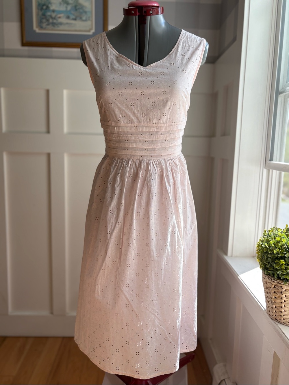 Classic Sleeveless Eyelet Midi Dress - Light Pink